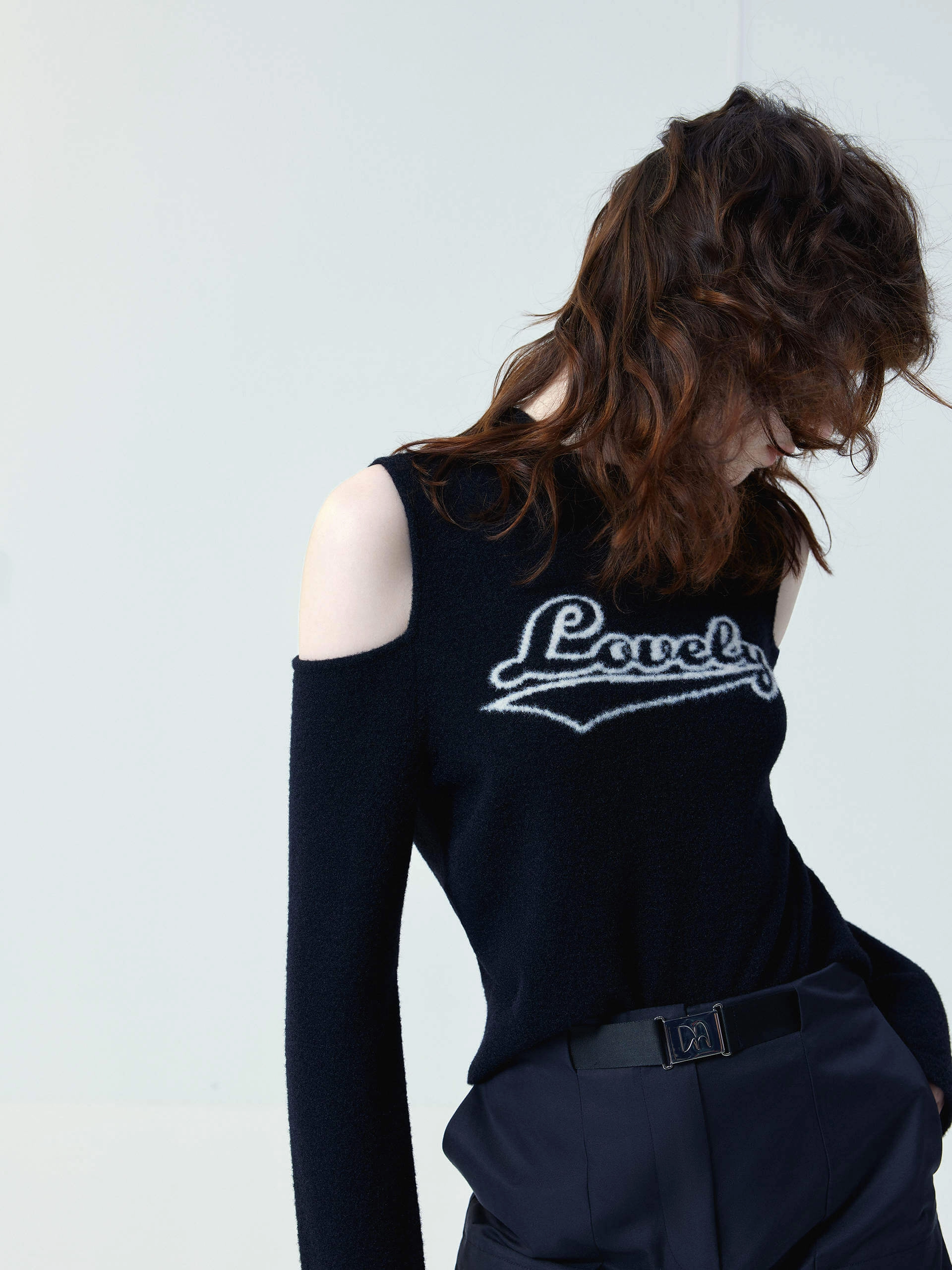 Seamless construction Close To Body Fit Cut Shoulder Jacquard Sweater
