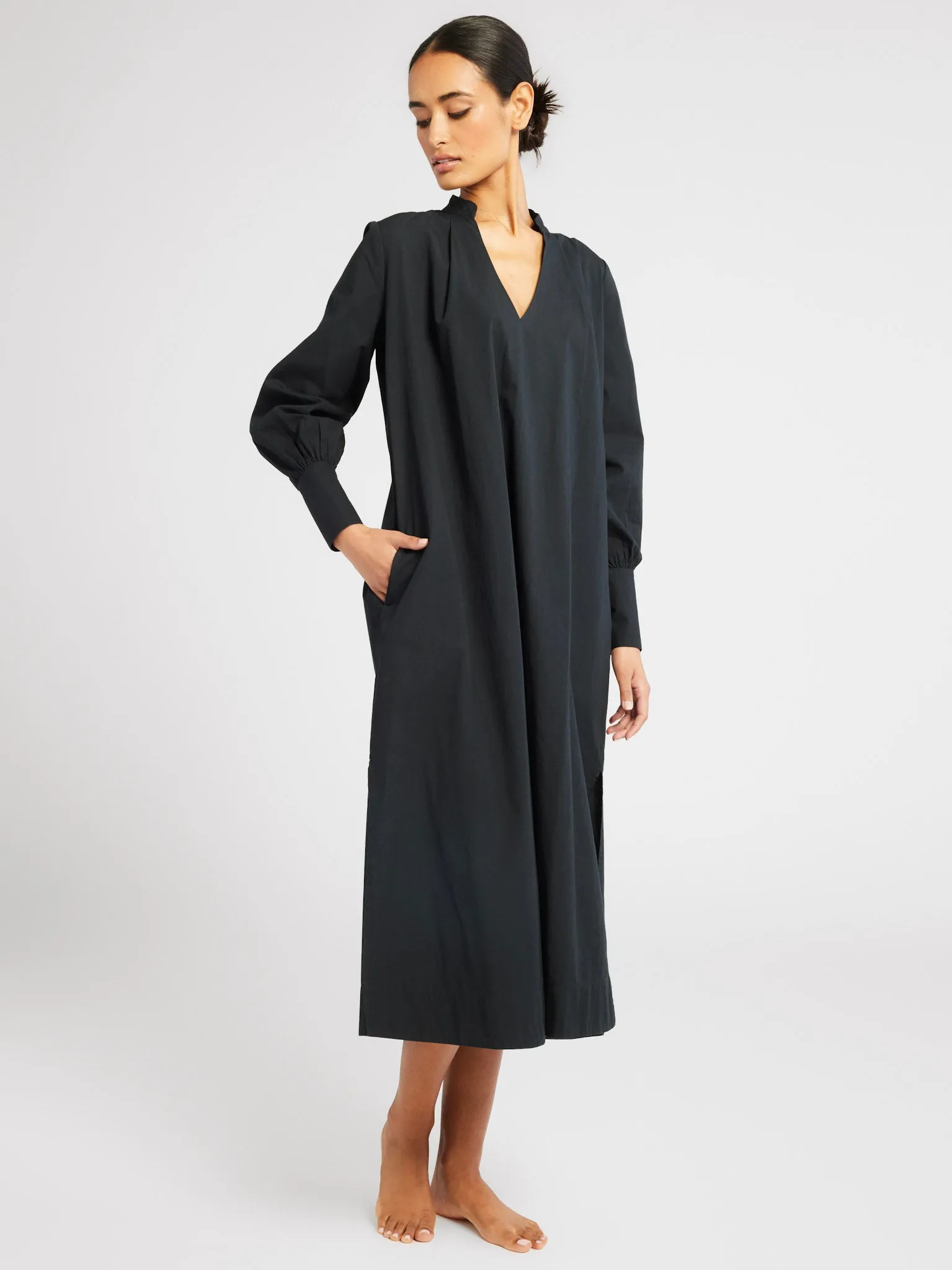 Crisp Silhouette Minimalist Fit Esther Dress in Black