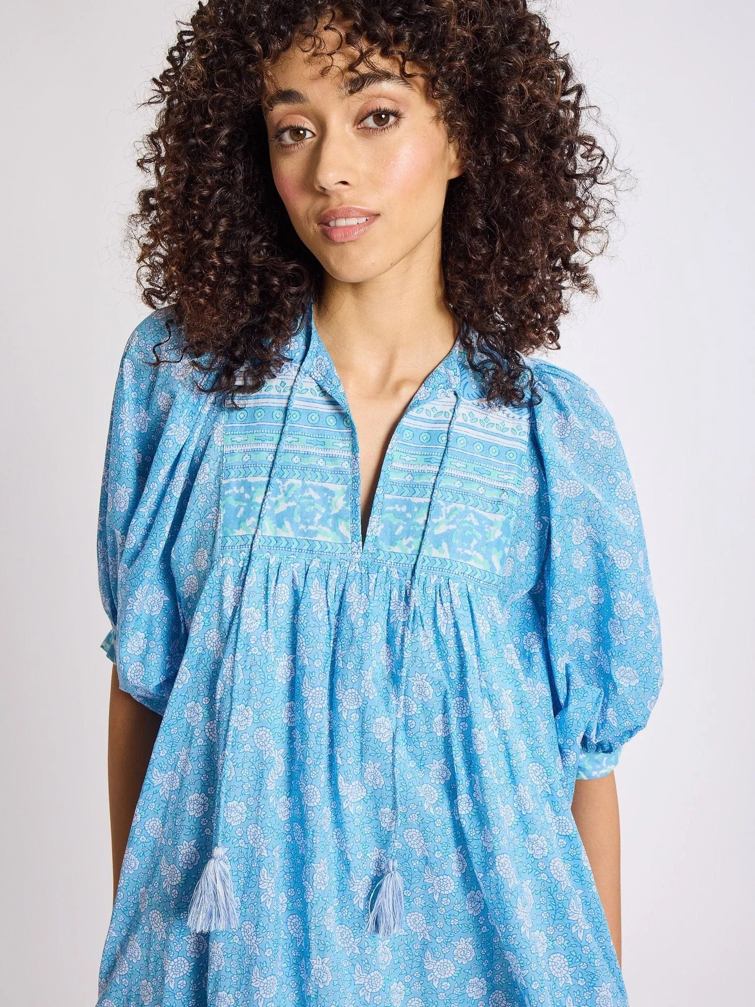 Saffron Dress in Charleston Floral Sleeveless Cut Leg-Lengthening