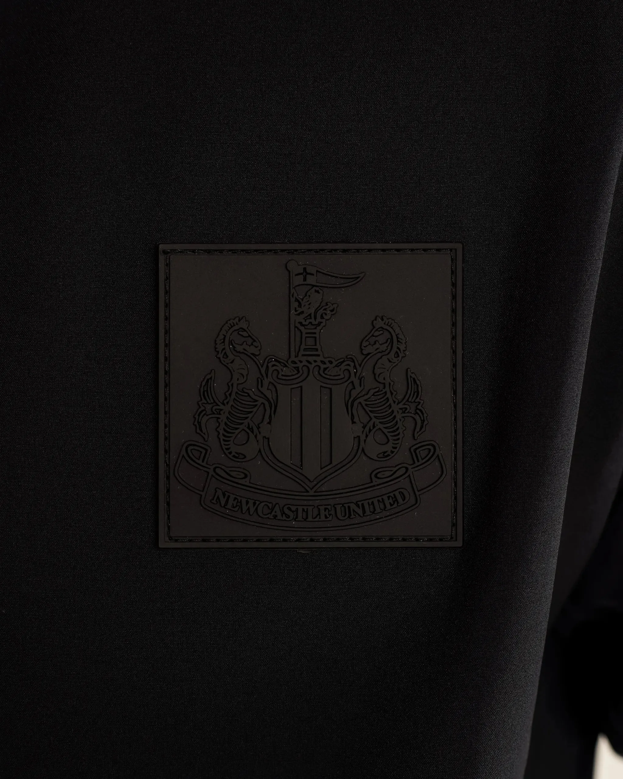 Day To Night Layered Wind Barrier Newcastle United Men's Black Raglan Jacket