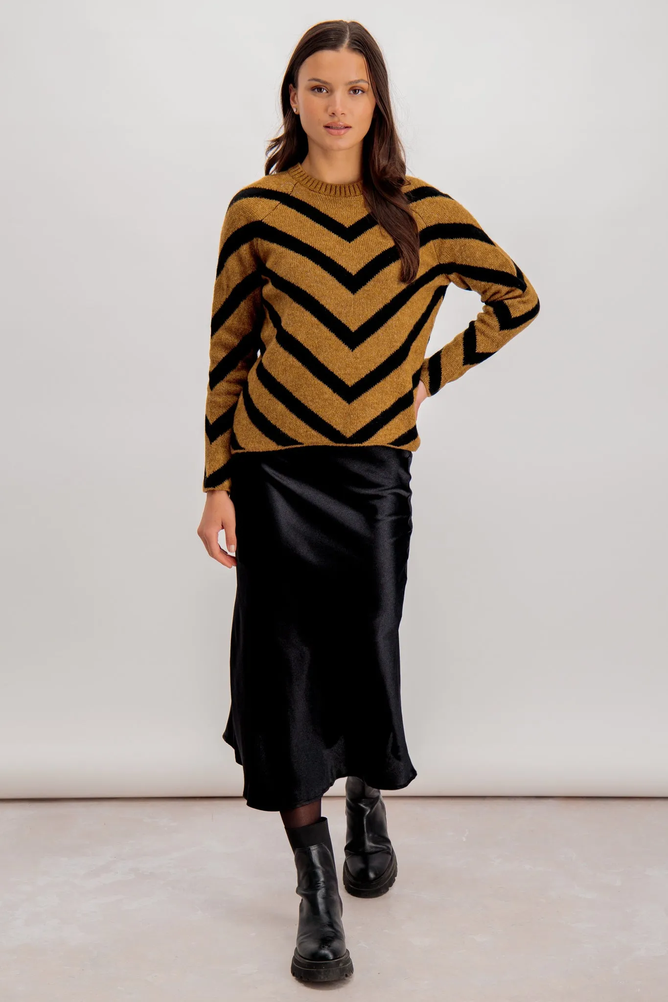 Art Gallery Visit Outfit Details Schdya High Waist Black Sateen Finish Skirt