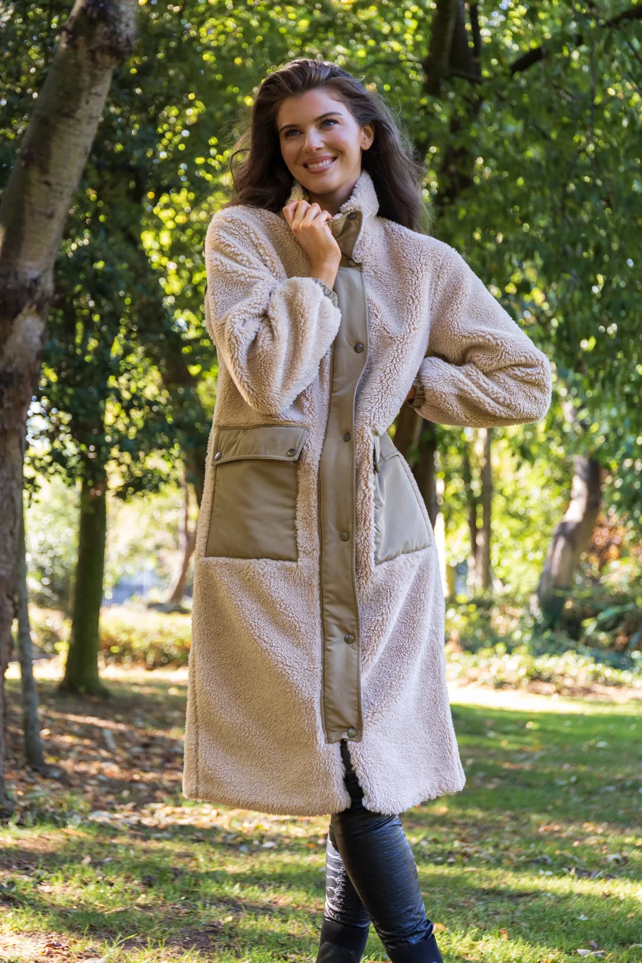 SeamlessShoulderPanels Classic Cut Sascha Sand Teddy Longline Jacket