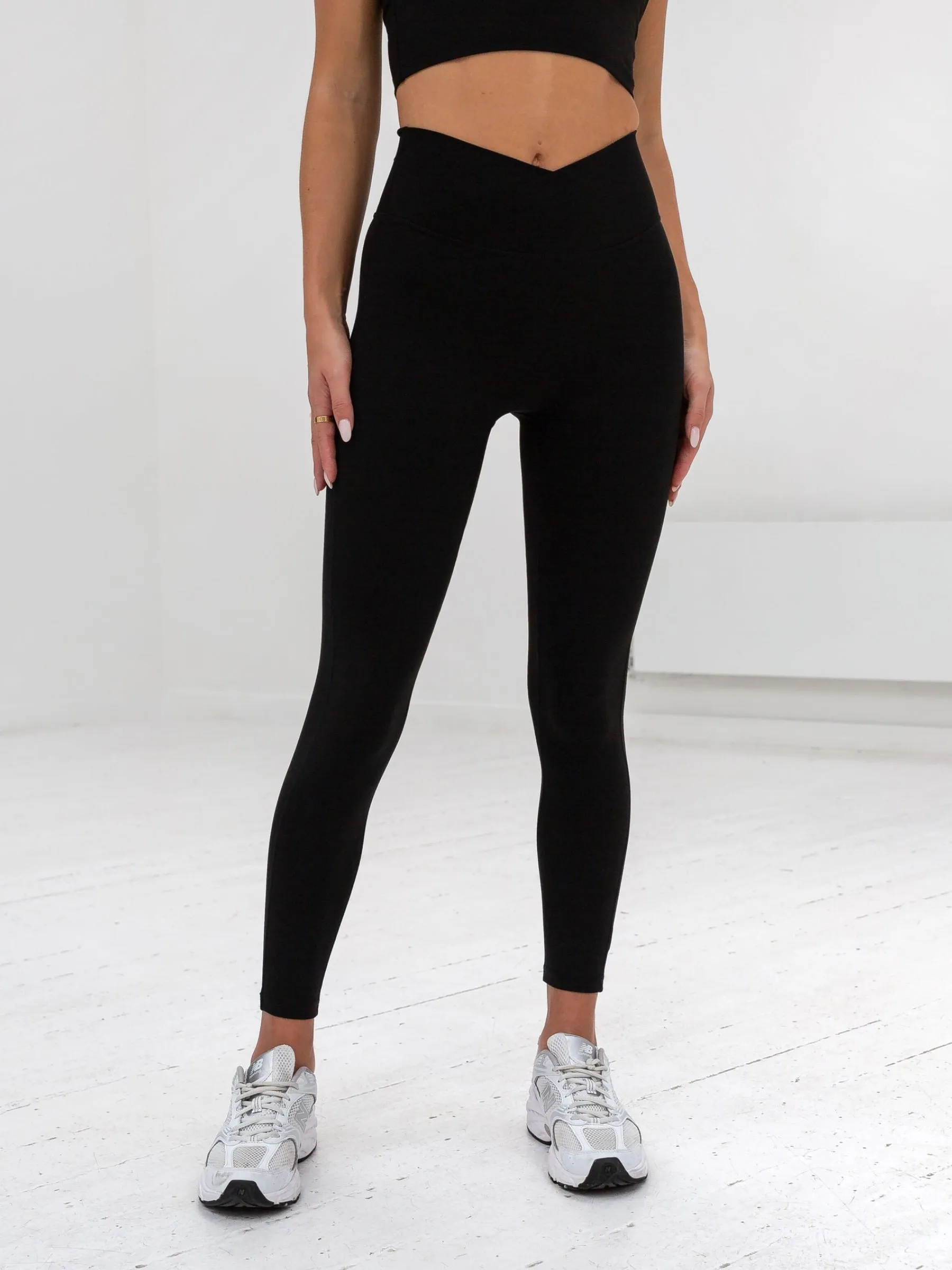 Skin Friendly Dance Practice Soft Form Ultimate Crossover Leggings - Black