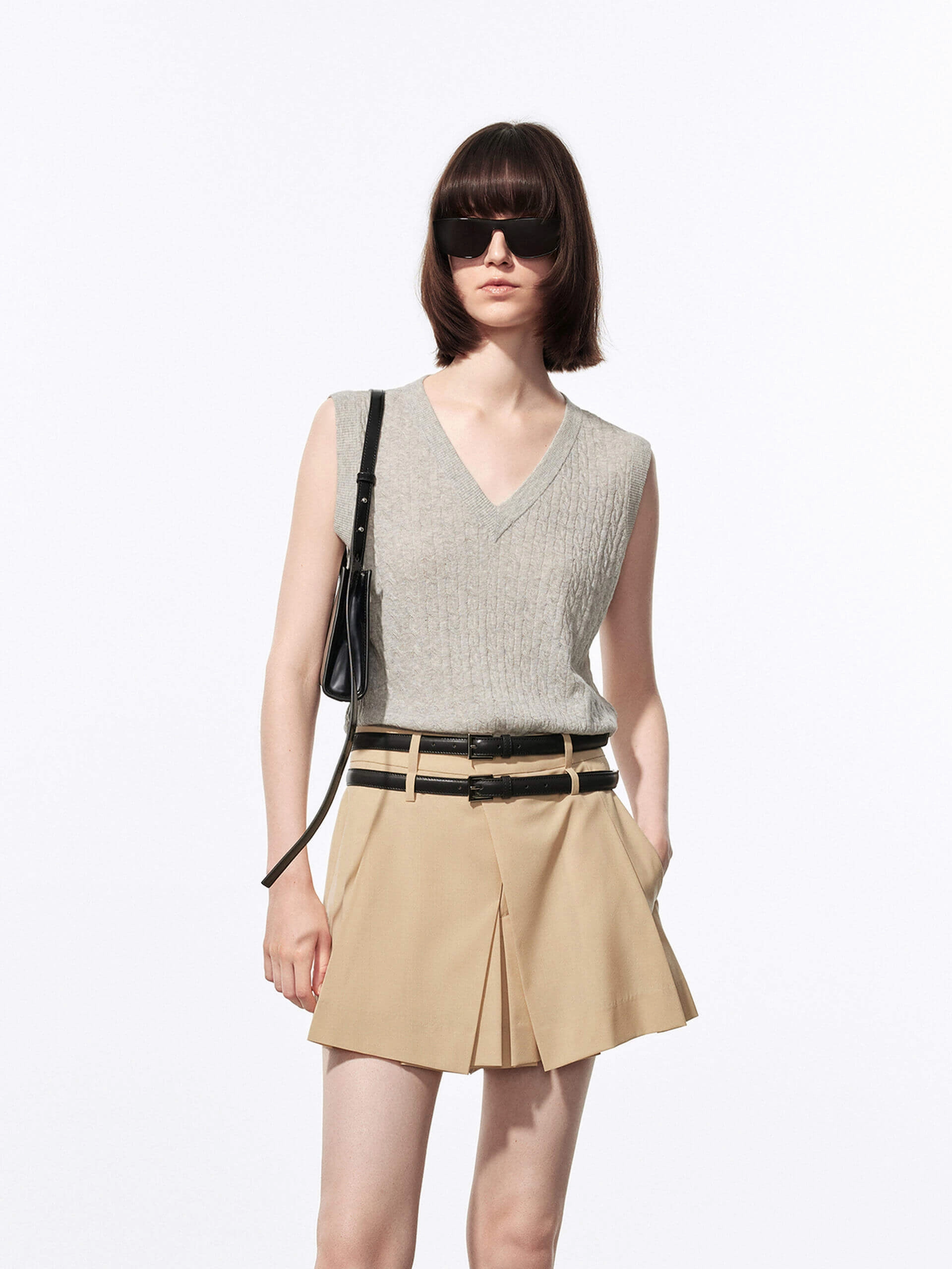 compression support V-neck Cable Knit Vest