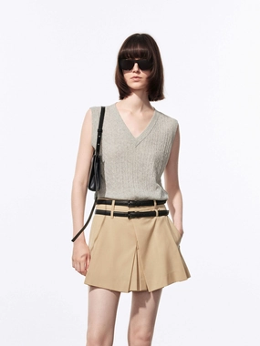 Chafe Free Design V-neck Cable Knit Vest